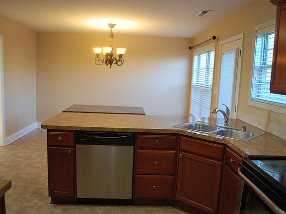 4th image of 840 Sugarbush Trl