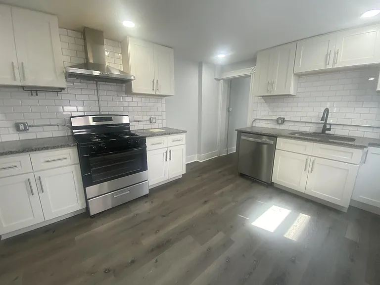 611 S Prince St — Photo 1