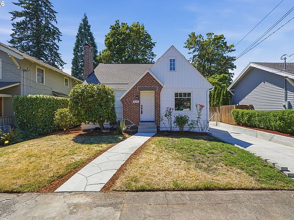 3rd image of 3045 NE 62nd Ave