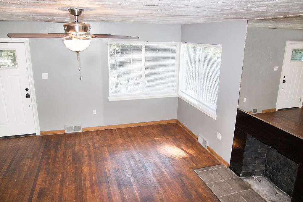 1223 Greenbrier Rd — Photo 1