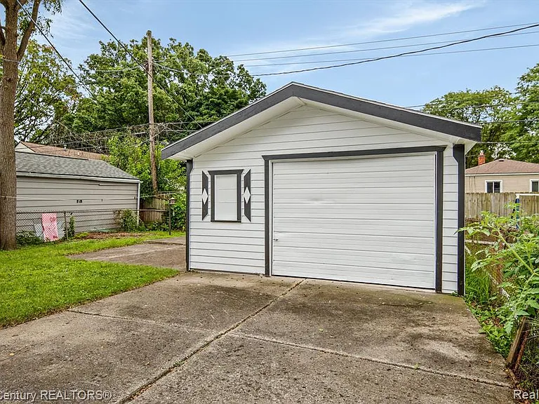 1202 E Maxlow Ave — Photo 4