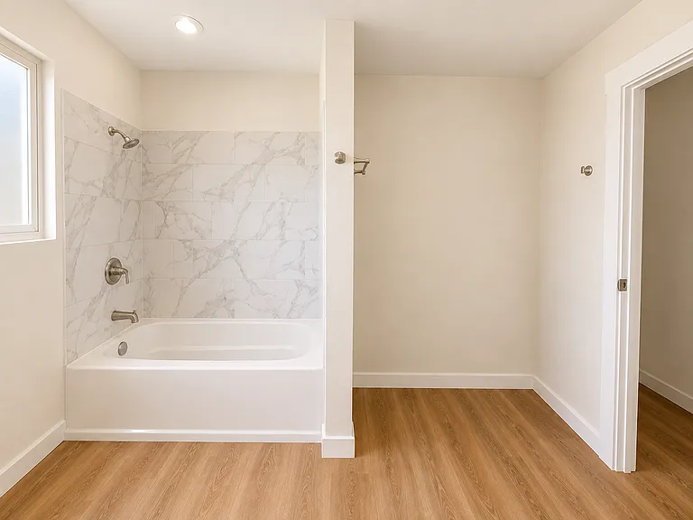 Upstairs Shower/Tub Combo