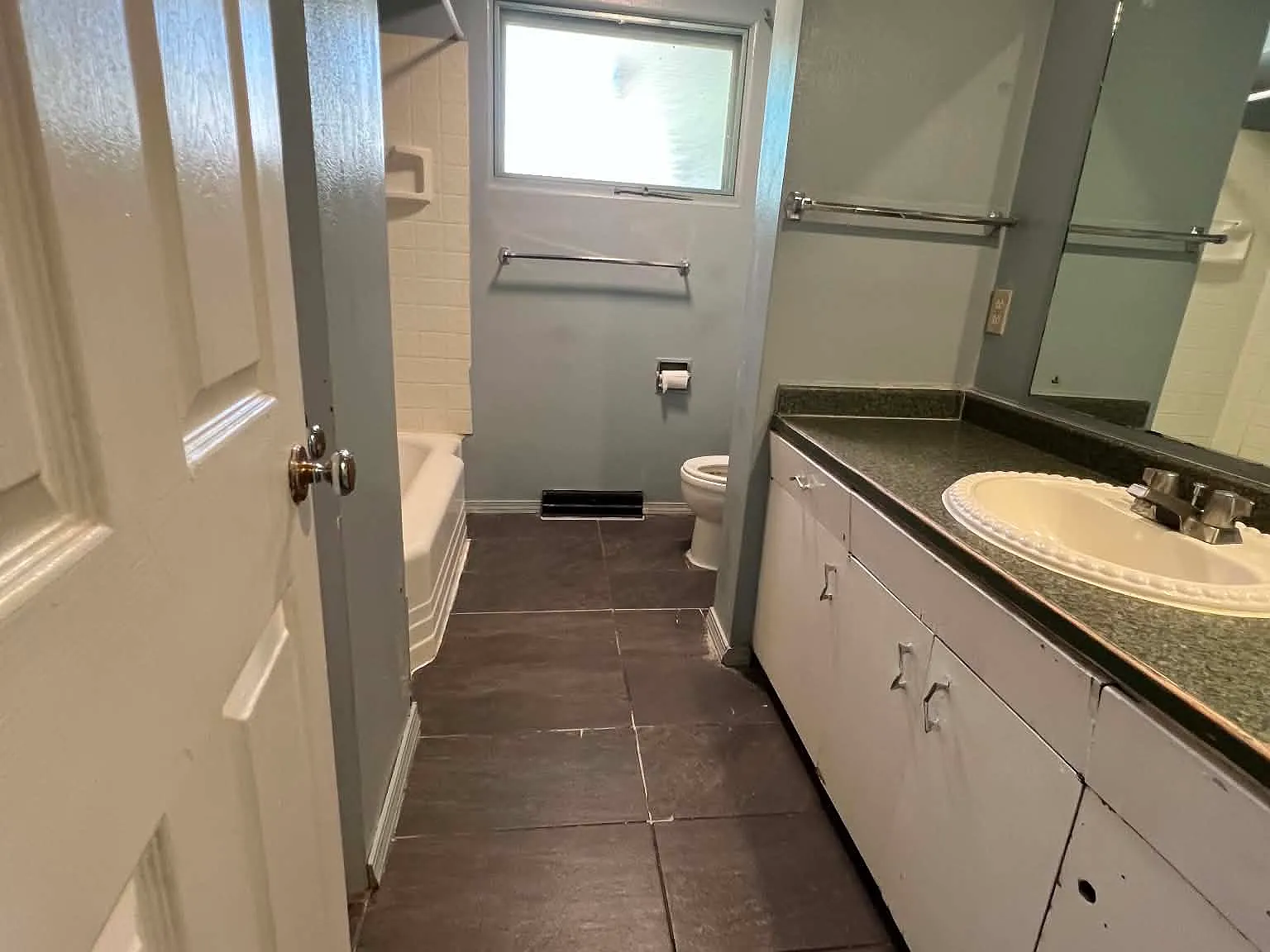 5 bed, 1.5 bath, 1307 sqft, $1,300 — Photo 2