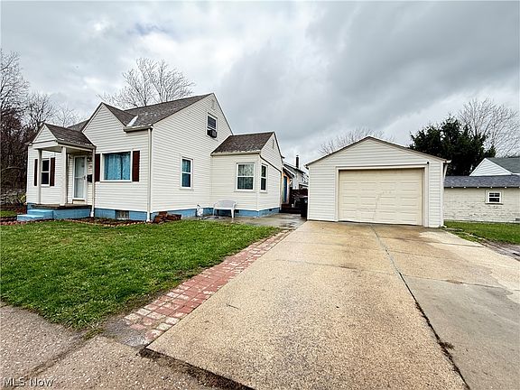 3rd image of 1068 Easton Dr