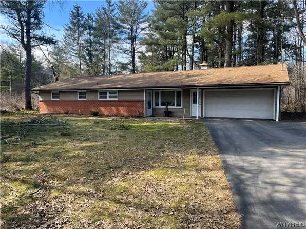 215 Greenwood Dr, East Aurora, NY 14052