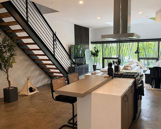 3rd image of 803 Wilcox Ave #2