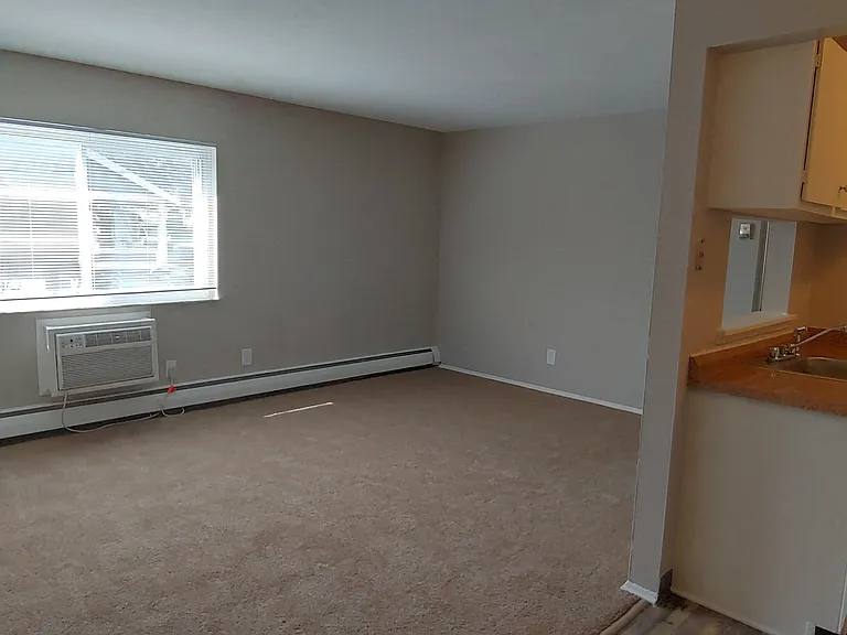 Colonial Club Apartments — Photo 11