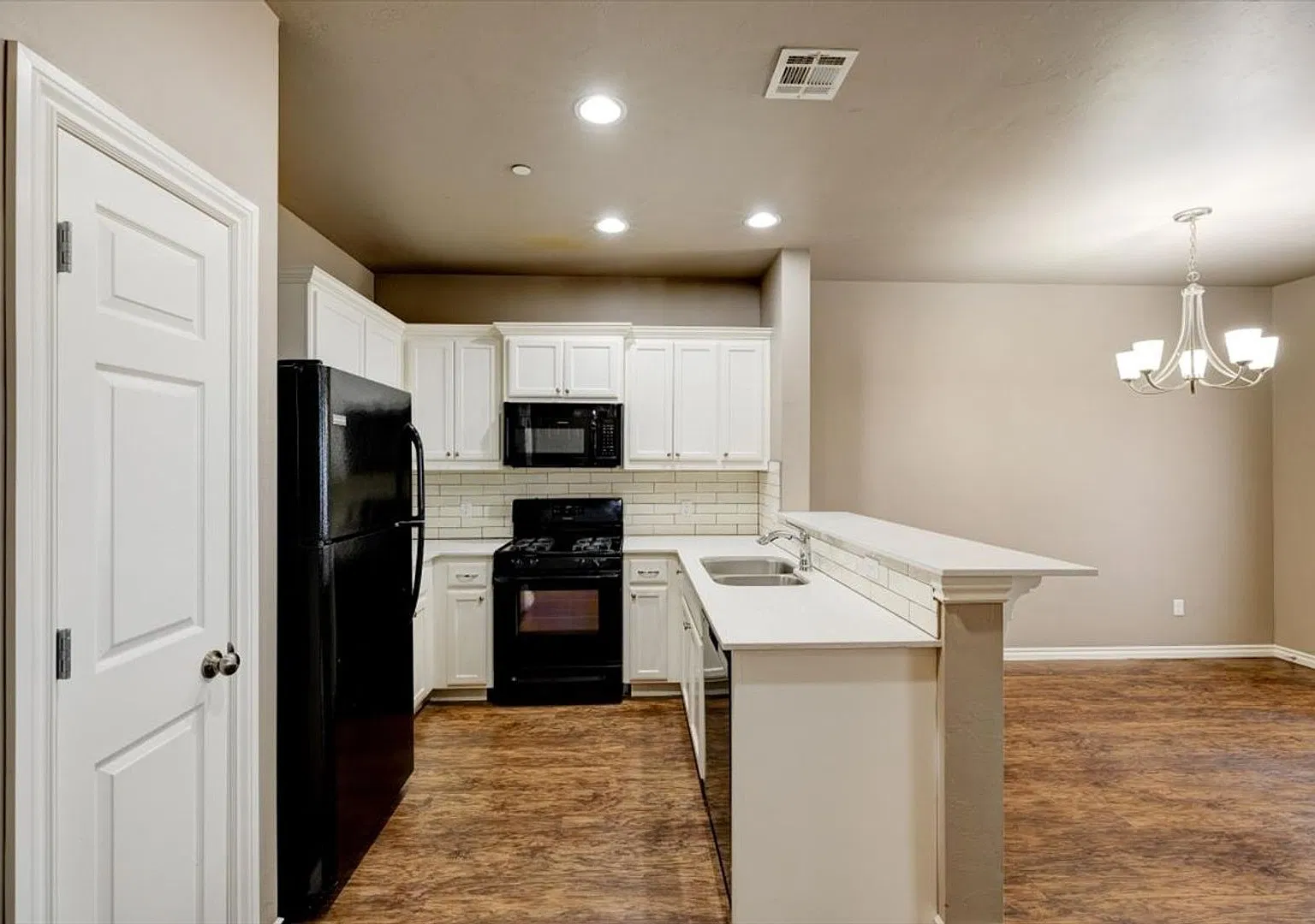 Storm Shelter Included 3 Bed 2 Bath 1 Car Garage Townhome in Moore — Photo 3