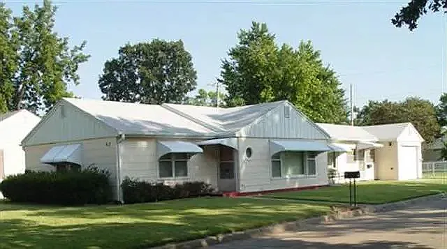 417 W Claflin Ave — Photo 1