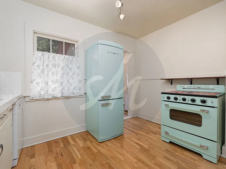 615 E Washington St — Photo 9