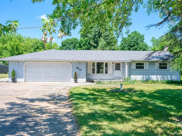 2653 Porcupine Trl, Lapeer, MI 48446