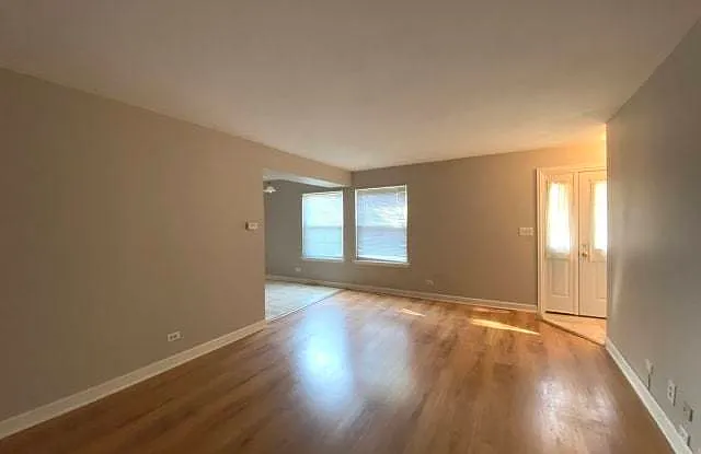 2 bed, 1.5 bath, 980 sqft, $2,100 — Photo 3