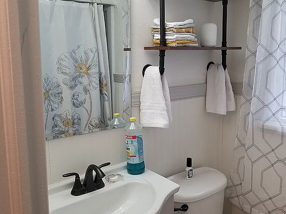 5th image of 555 Storrs St SE