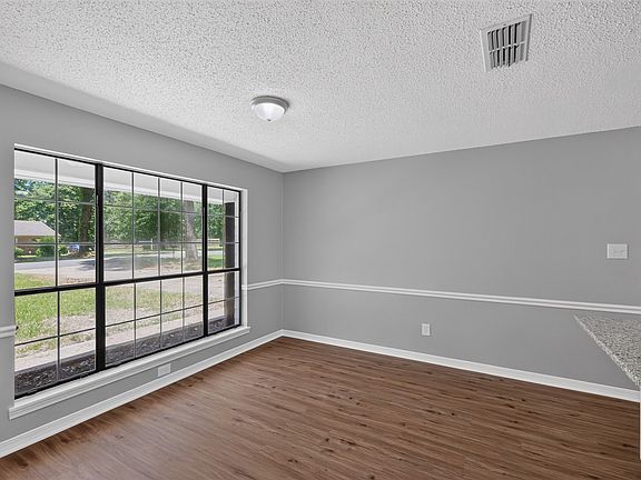 5th image of 1047 Park Dr