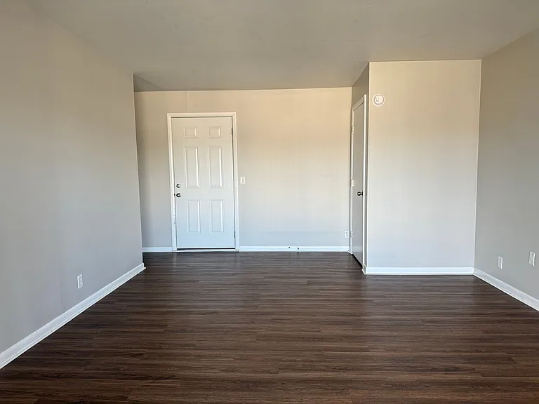 Executive House Apartments — Photo 62