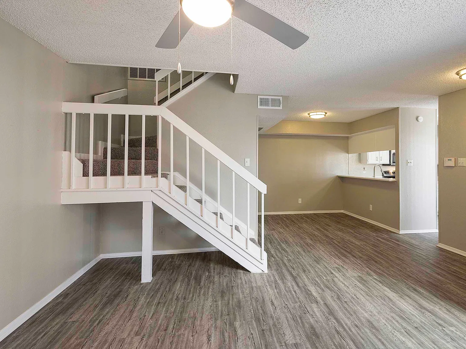 2 bed, 1027 sqft, $2,038 — Photo 4