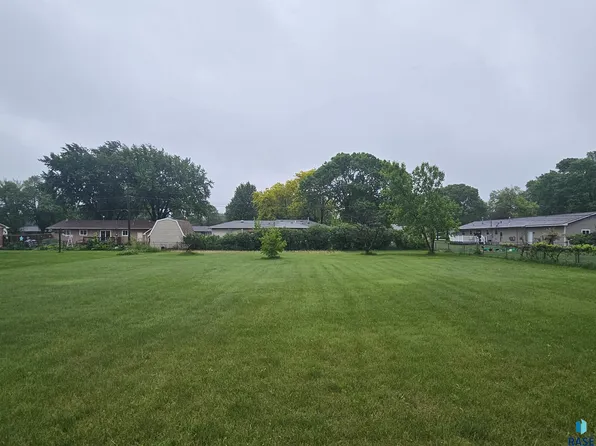 6704 W 8th St, Sioux Falls, SD 57107