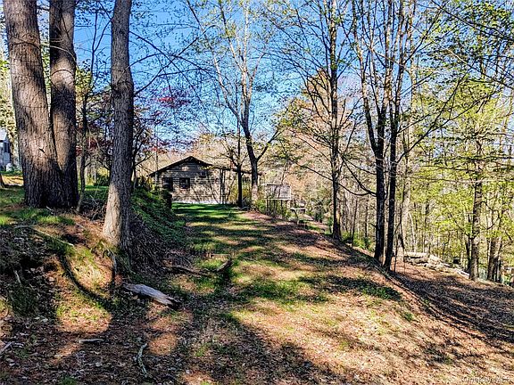 4th image of 33 E Tusten Place