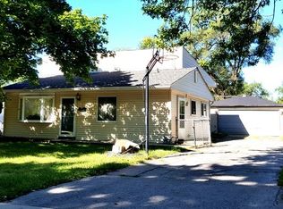 18 Robin Rd, Carpentersville, IL 60110