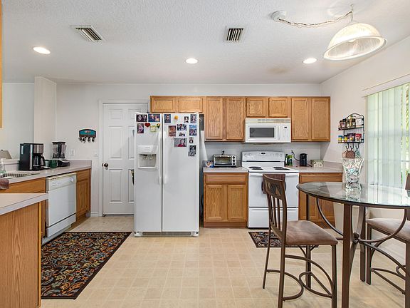 5th image of 111 Marion Oaks Ln