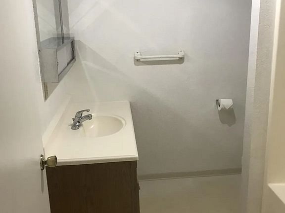 4th image of 1108 W Clay Ave #1