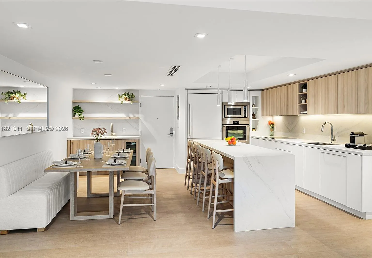 Roney Palace Condo — Photo 2