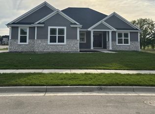 W207N5817 Muirfield Dr, Menomonee Falls, WI 53051