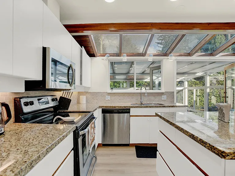 638 Elstree Pl — Photo 16