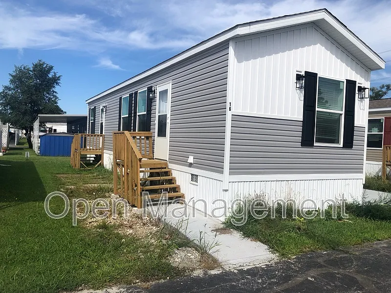 2 bed, 1.0 bath, 672 sqft, $995 — Photo 2