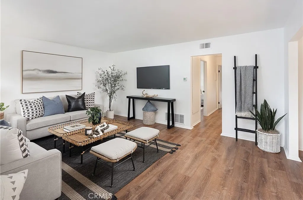 2 bed, 917 sqft, $3,095 — Photo 2