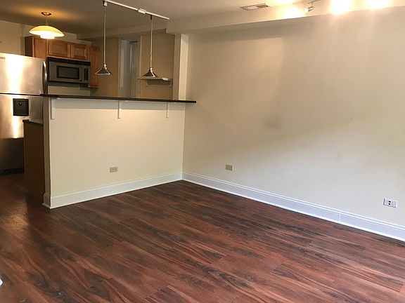3rd image of 1442 W Barry Ave APT G