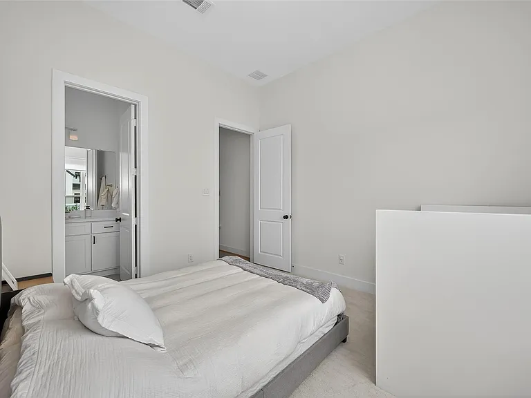 9722 Dani Lake Dr — Photo 25
