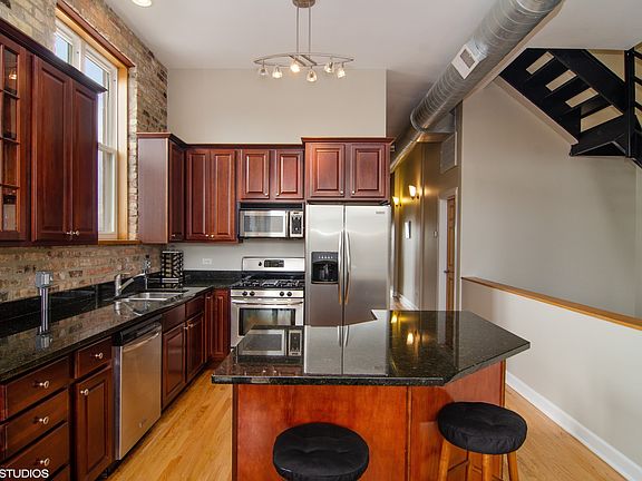 5th image of 3226 N Sheffield Ave APT 4
