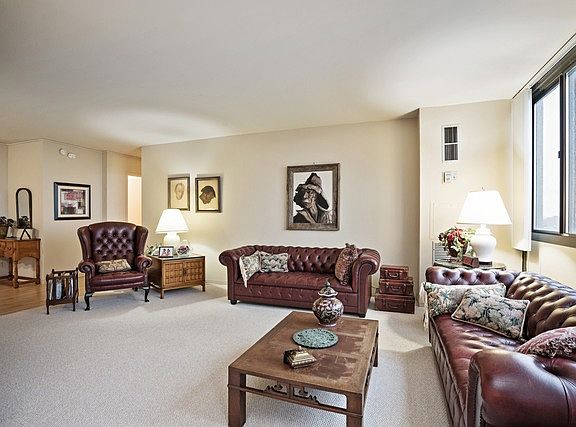 3rd image of 4800 S Lake Park Ave APT 1605