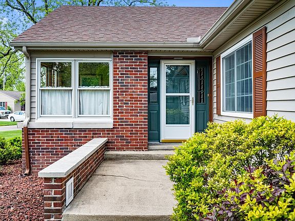 3rd image of 601 N Hawthorne Dr