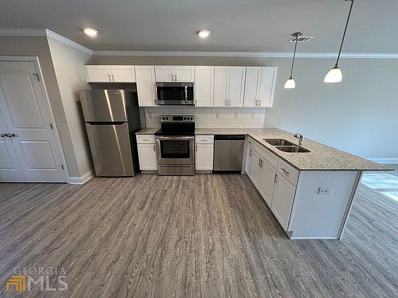 5th image of 250 Holly St