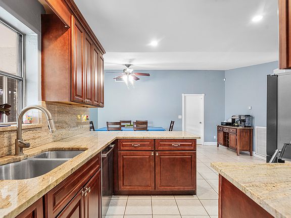 4th image of 206 Parkwood Drive S