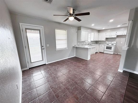3rd image of 403 Casa Bello Ave