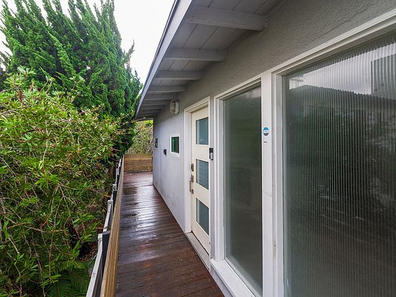 4th image of 872 Manhattan Beach Blvd