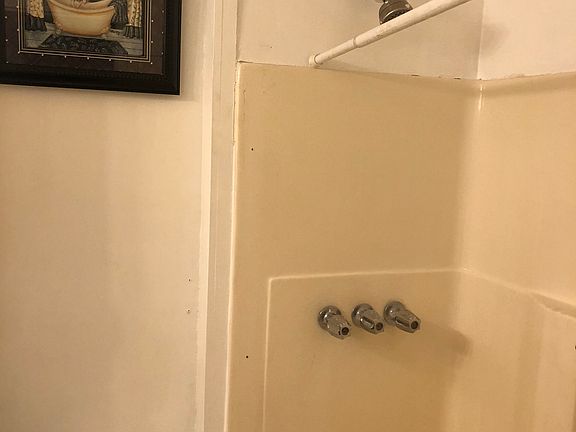 4th image of 923 Orchard St