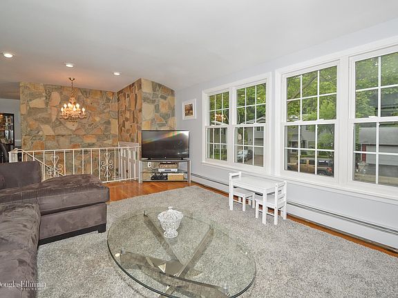 3rd image of 114 Soundview Dr