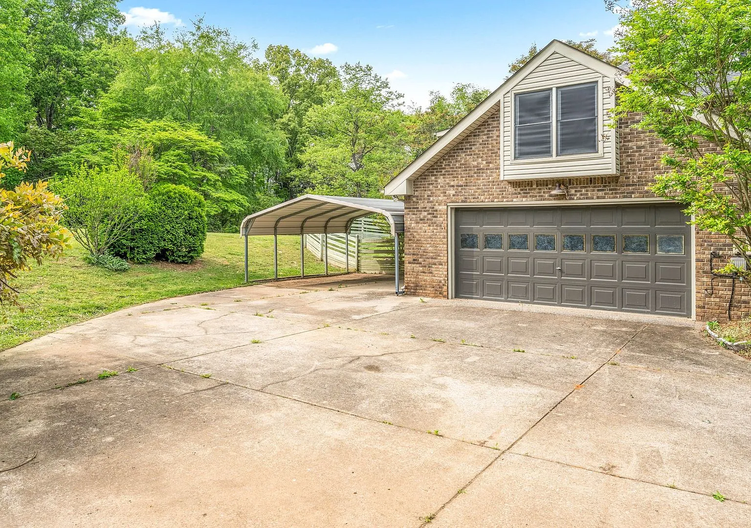 Charming 3 Bedroom Home For Rent in Country Like Setting ! — Photo 3