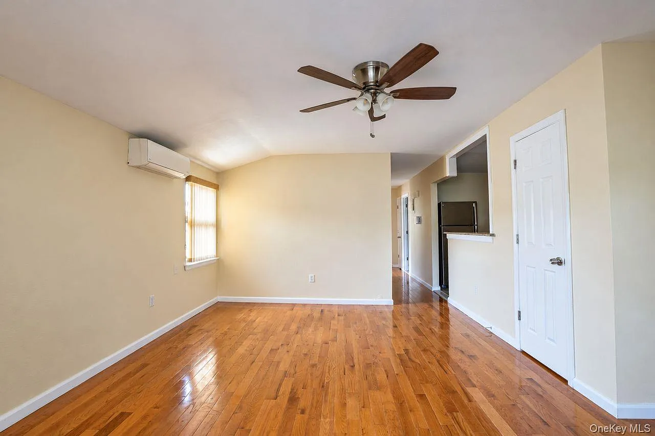 3 bed, 1.0 bath, 2068 sqft, $3,500 — Photo 2