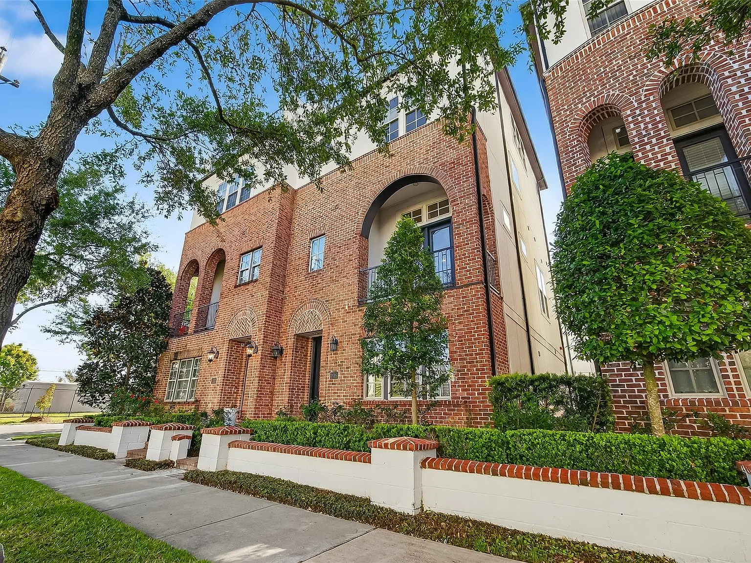 3 bed, 4.5 bath, 2811 sqft, $3,200 — Photo 2
