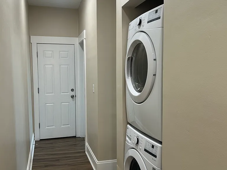 2033 Weyer Ave #B — Photo 9