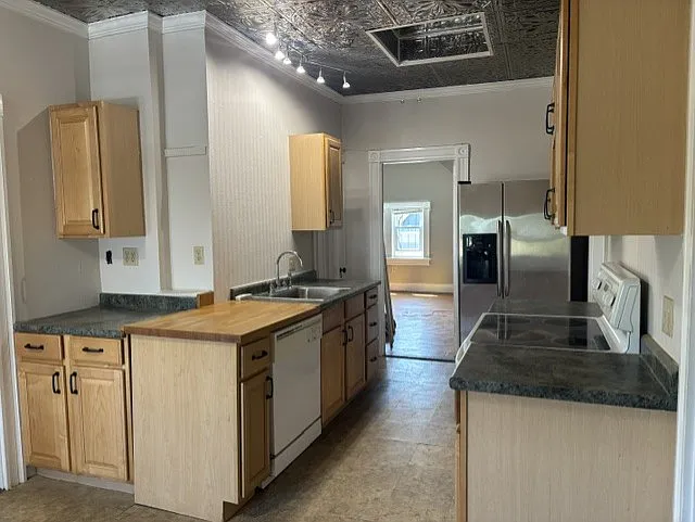 229 Cottage St #3 — Photo 10