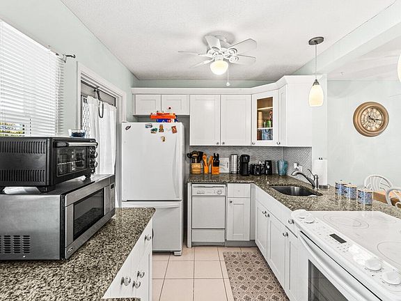 4th image of 2121 NE 1st Court #202