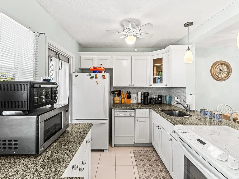 2121 NE 1st Ct #202 — Photo 4