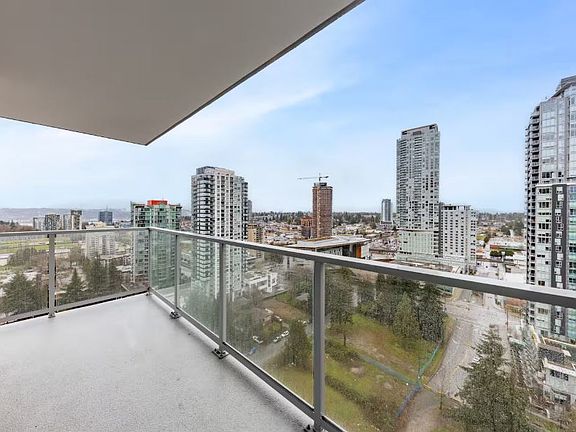 Prepare to be captivated by the stunning panoramic city views from the 19th floor. Whether day or night, this elevated vantage point offers a front-row seat to the dynamic energy and beauty of the urban landscape.