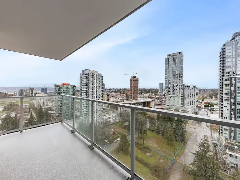 Prepare to be captivated by the stunning panoramic city views from the 19th floor. Whether day or night, this elevated vantage point offers a front-row seat to the dynamic energy and beauty of the urban landscape.